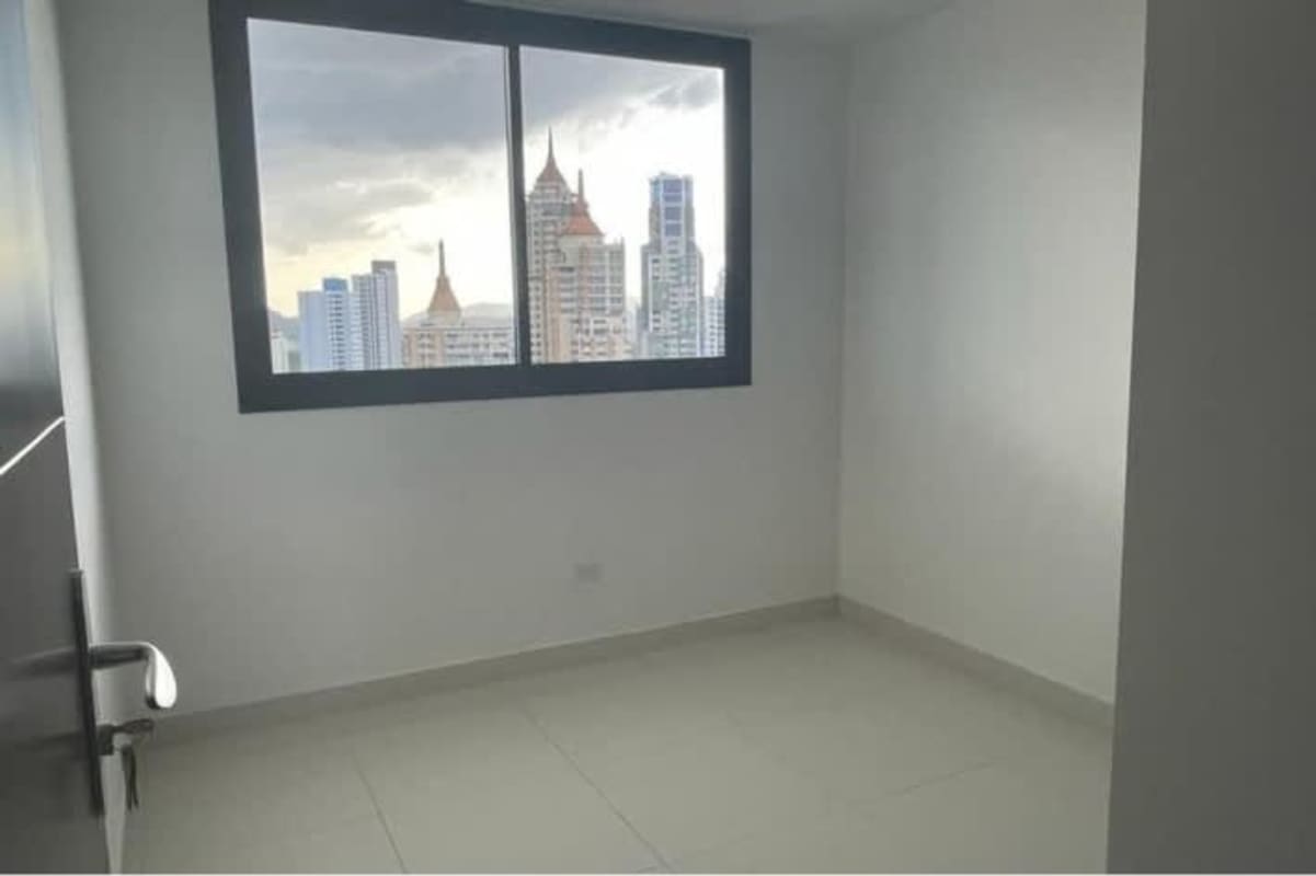 Bright third bedroom with built-in closet in apartment PH El Cangrejo Panama