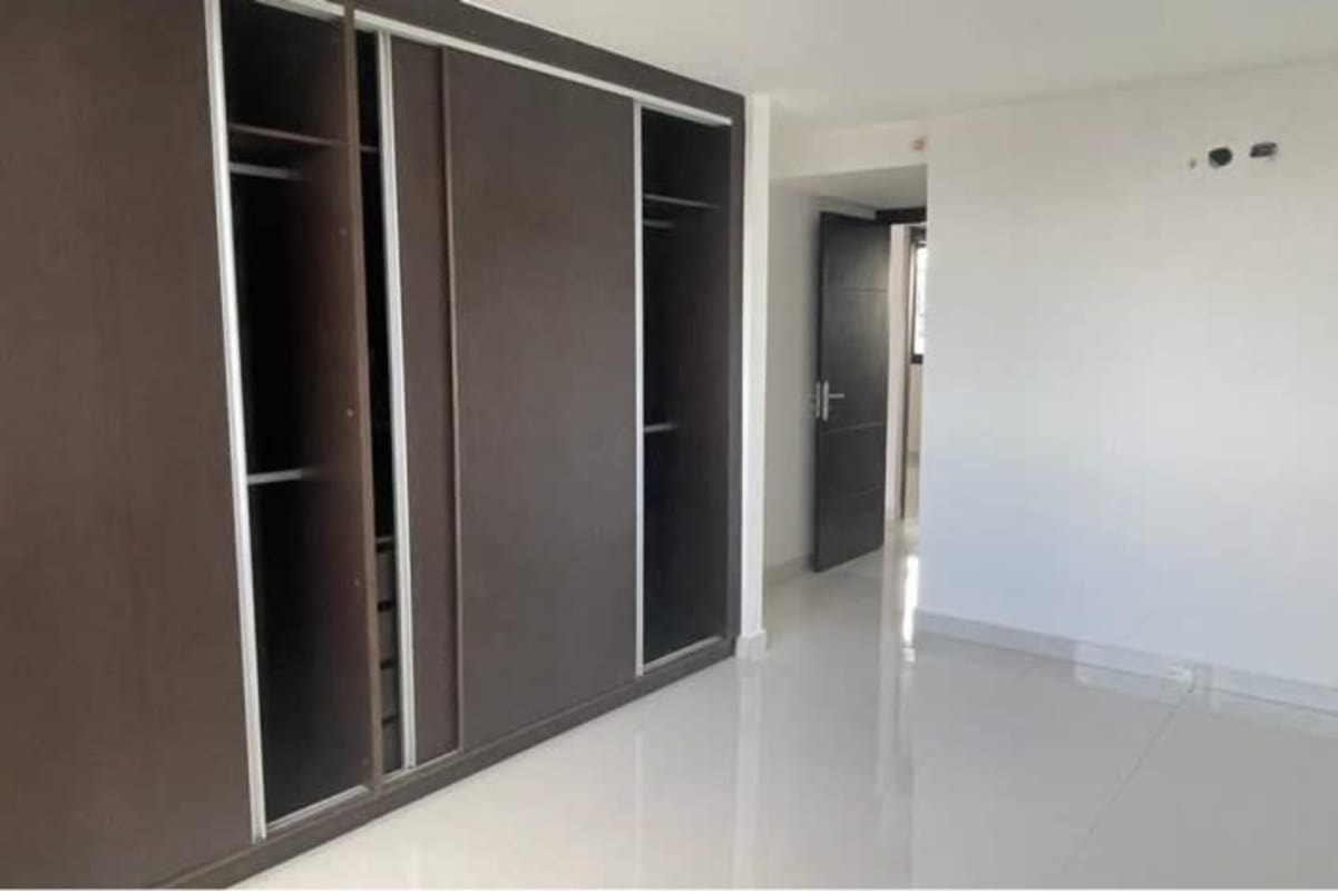 Secondary bedroom with city view window and built-in wardrobe at PH El Cangrejo Panama City