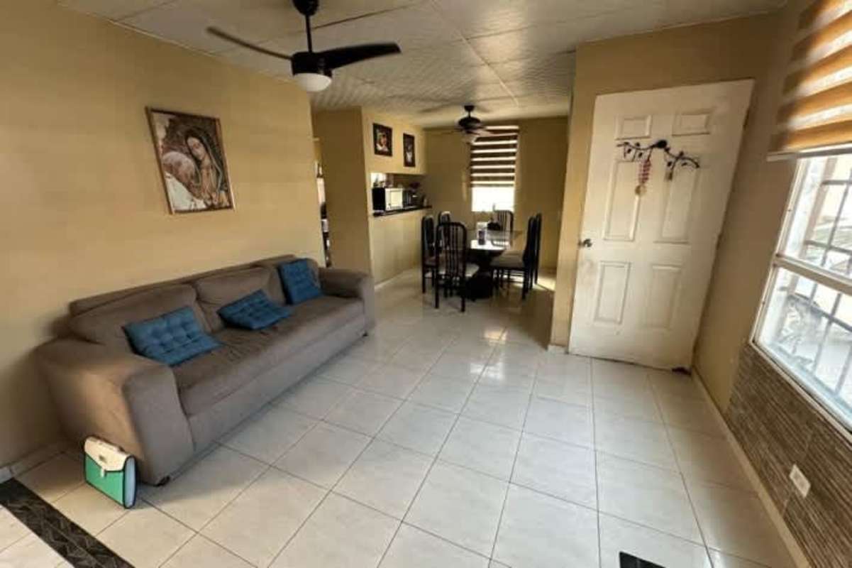Bathroom with pedestal sink walk-in shower tiled walls in house Vista del Valle Villa Lucre Panama