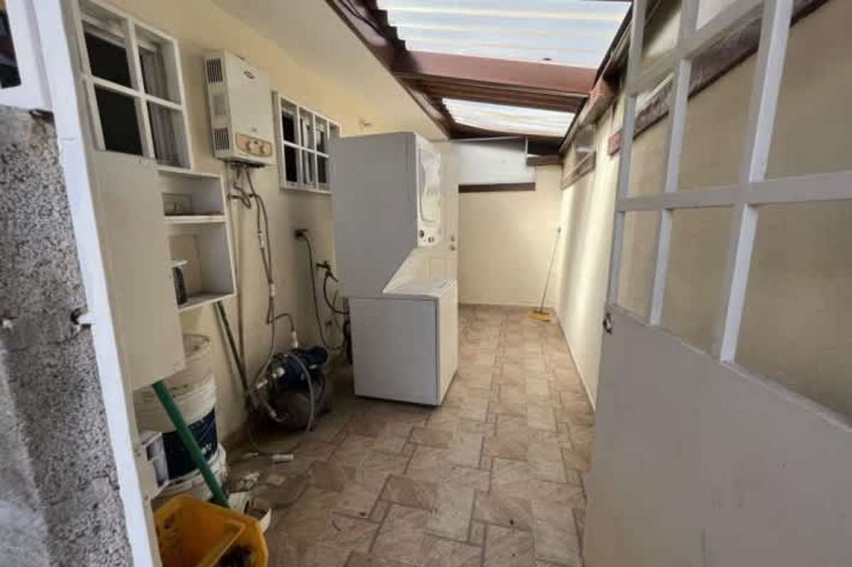 Secondary bedroom with tiled floor and natural light in Tocumen house