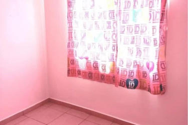 Pink wall bedroom with colorful curtains and tiled floor at Verde Real La Chorrera Panama
