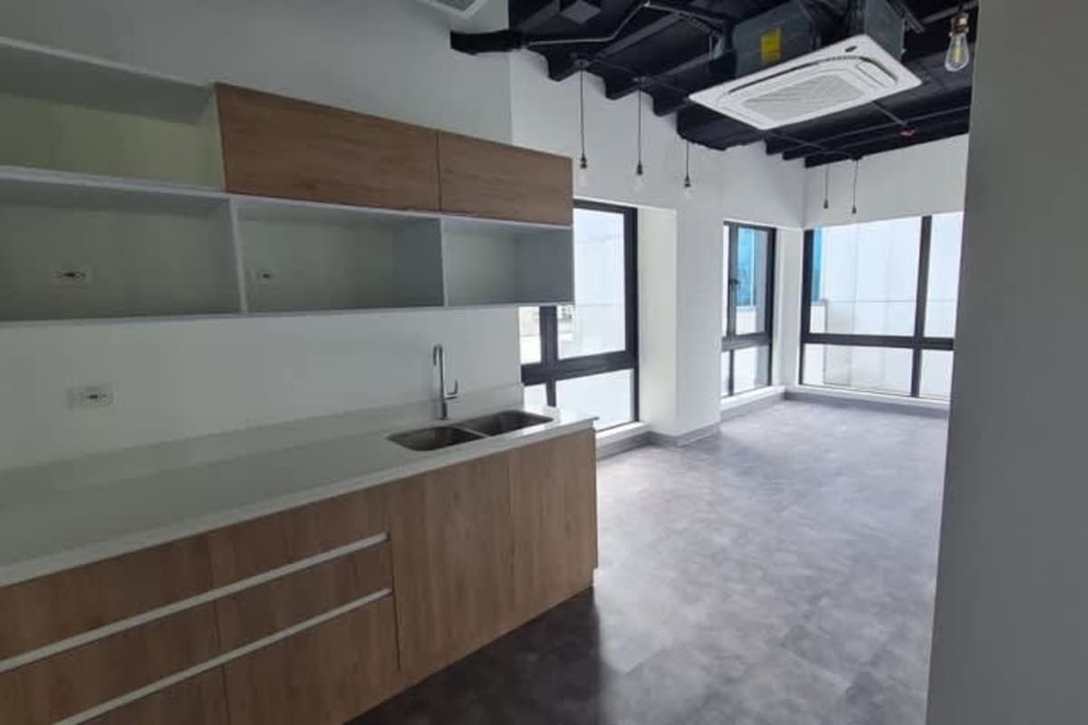 Raw office space filled with daylight and panoramic city views on Calle 50