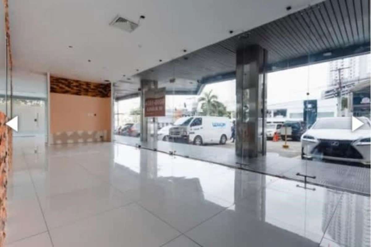 Showroom-style interior with glass walls, tiled floors in Panama City Obarrio
