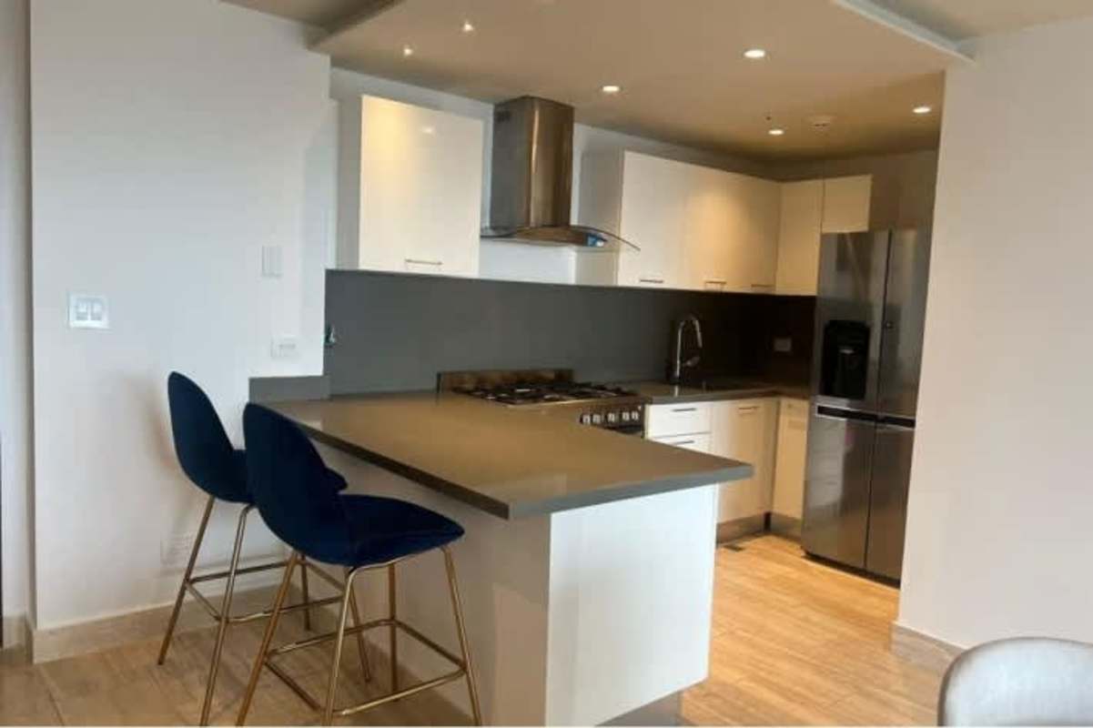 Secondary bedroom with bright window closet split AC Panama apartment rental