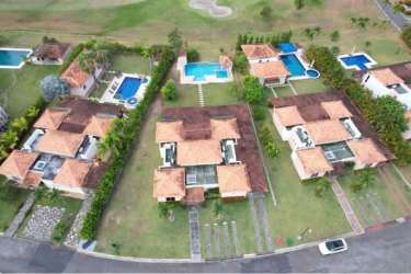 Fully equipped kitchen with granite countertops, breakfast bar in Decameron villa Panama