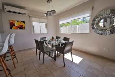 Bright dining space with AC and large window in PH Forest Hill Arraiján