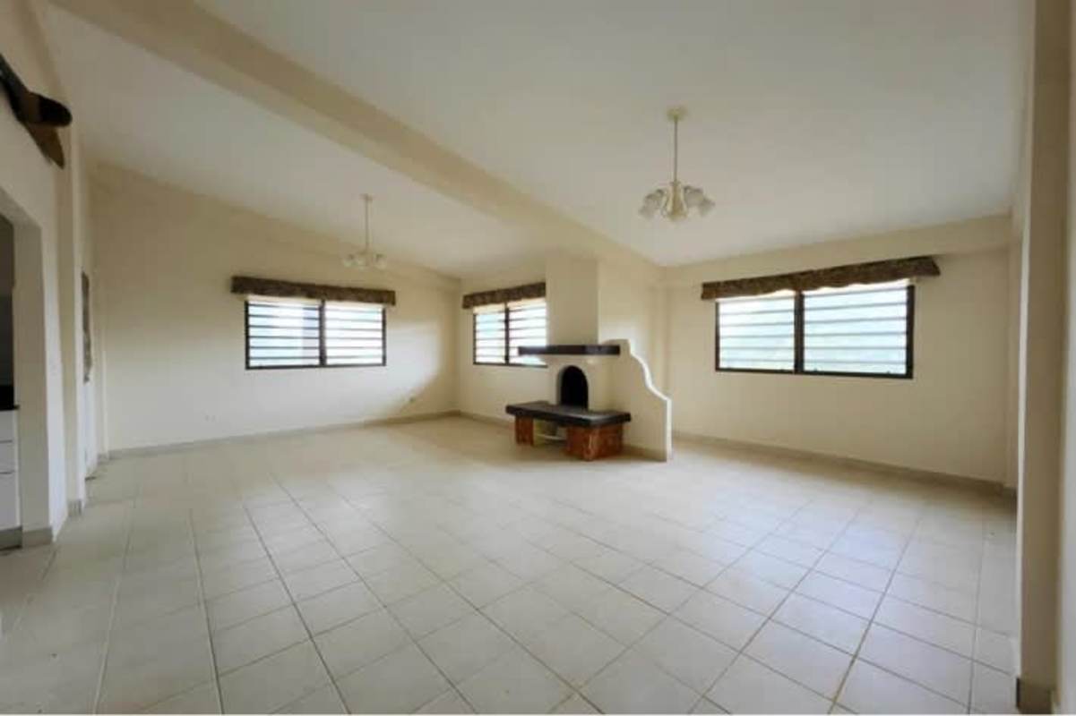 Spacious mountain house living room with fireplace, vaulted ceiling in Cerro Azul Panama