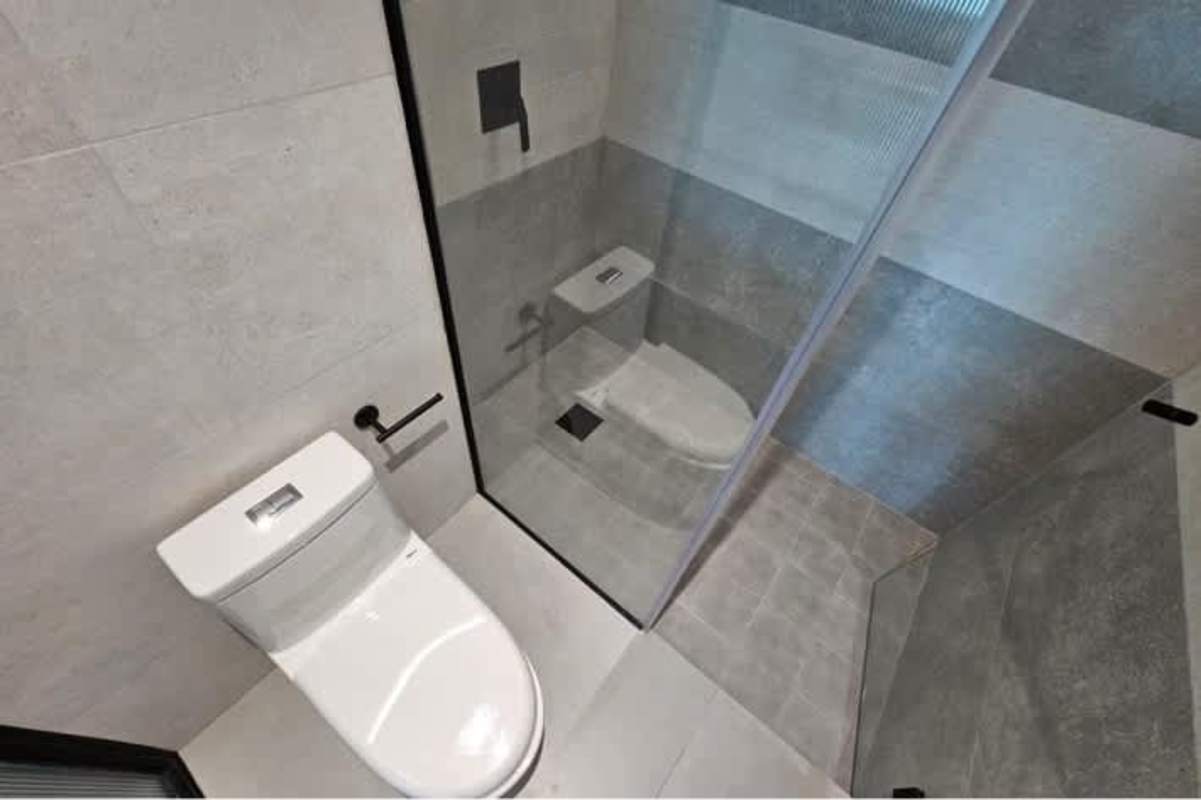 Modern bathroom with glass shower and premium fixtures in PH Marvela Marbella Panama