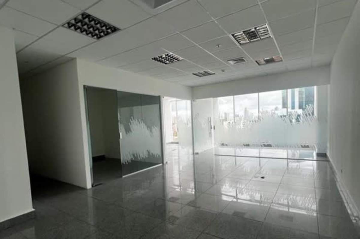 Corner office with large windows and city skyline view in PH BICSA Tower Obarrio Panama