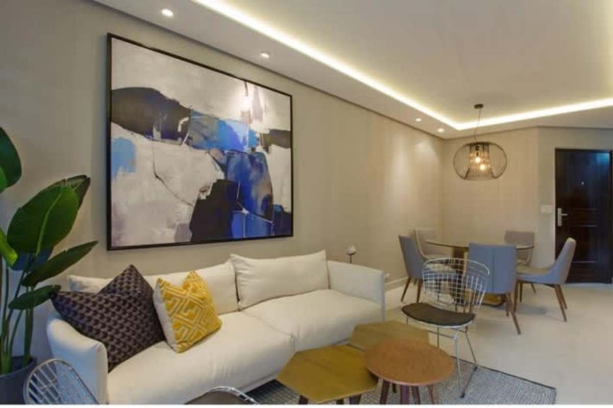 Bedroom with closet space and large windows in PH Altaterra Condado del Rey