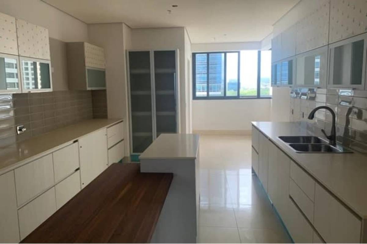 Rooftop swimming pool with jacuzzi overlooking Panama City skyline at PH Oceania Costa del Este