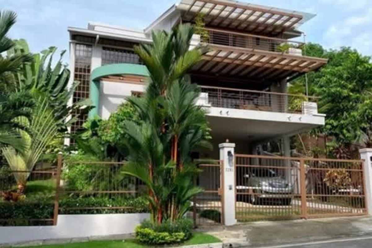 Spacious dining area with corner windows and lush garden view, Cardenas Village Clayton Panama