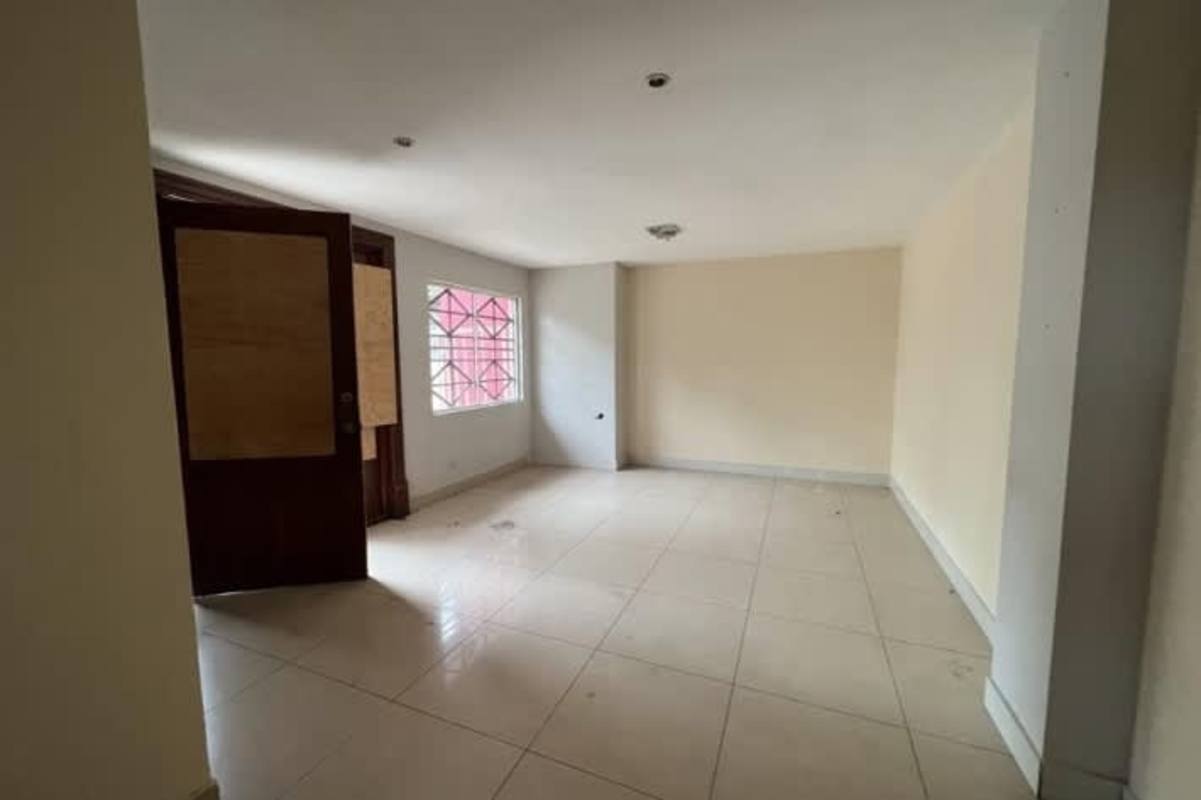 Kitchen area with traditional tiling and cabinetry inside Tocumen income property