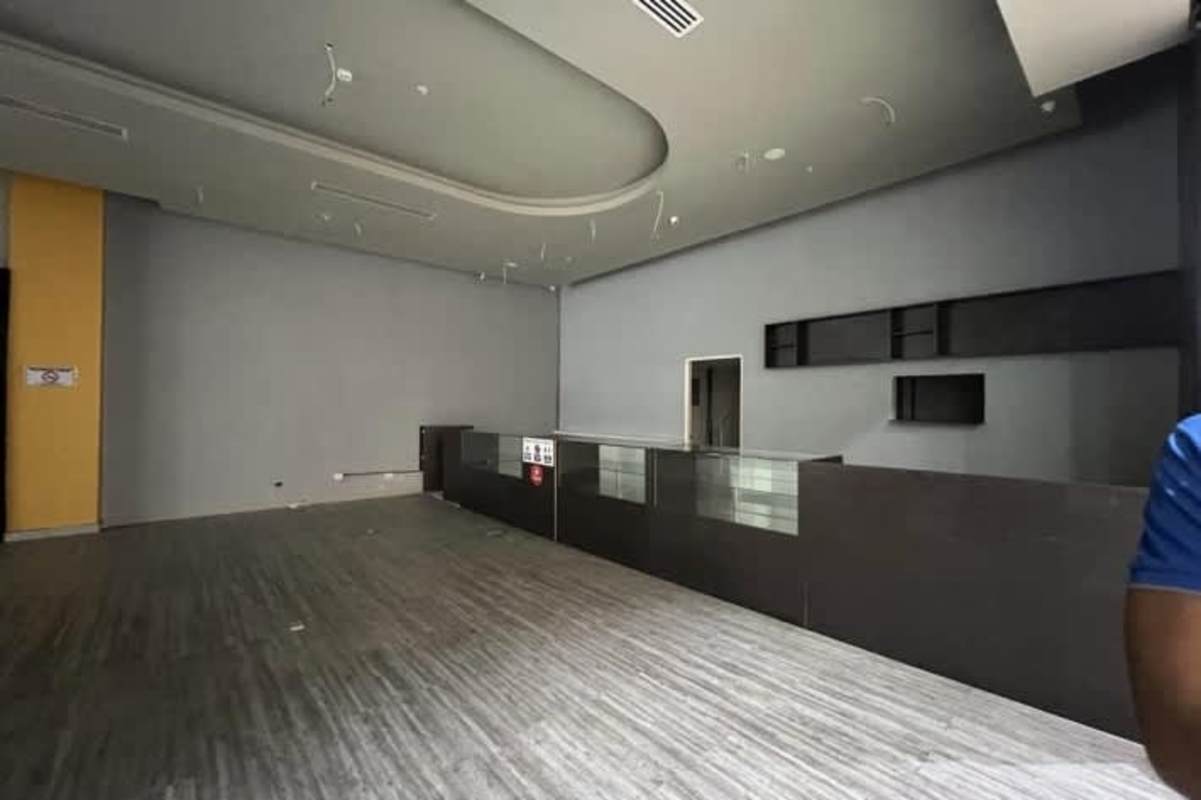 Bright commercial space with service counter in Los Andes Mall Panama