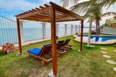 Covered beachfront terrace with outdoor dining, BBQ grill, ocean view in Playa Malibú Panama