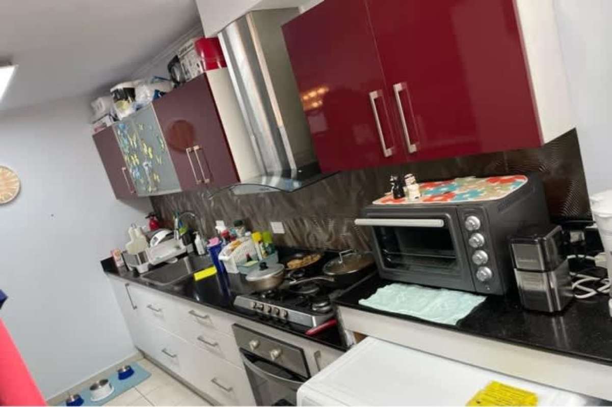 Contemporary kitchen with gas stove and appliances PH San Francisco Panama City