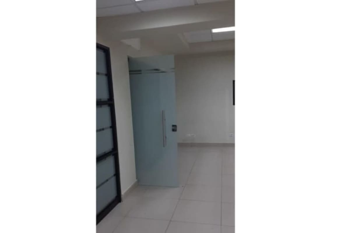400m² Commercial Space for Rent with Parking in El Cangrejo Vía Brasil
