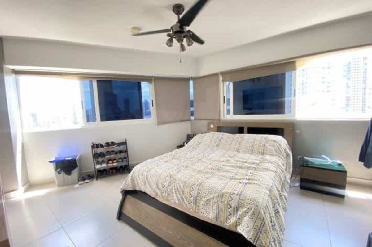 Bathroom with tiled shower cabin, vanity, in apartment PH San Francisco Park Panama