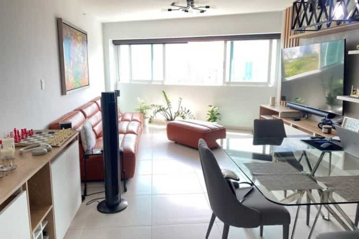 Bright bedroom with large windows and city skyline view in PH San Francisco Park Panama City