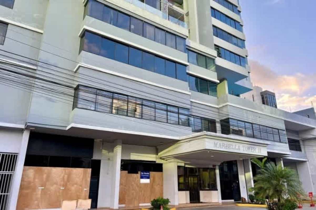 Modern high-rise residential tower with balconies and welcoming entrance in Panama City