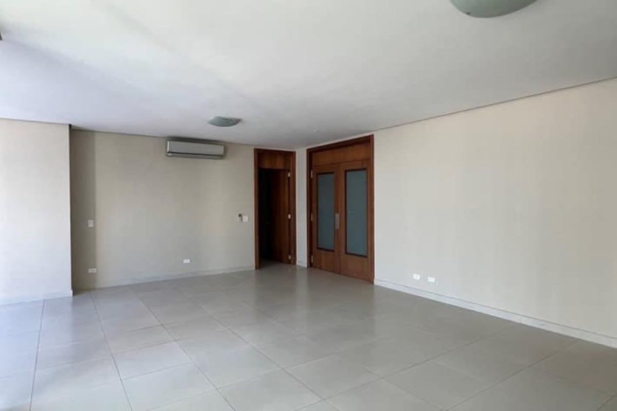 Bright bedroom with floor-to-ceiling windows city view PH Marbella 47 Panama