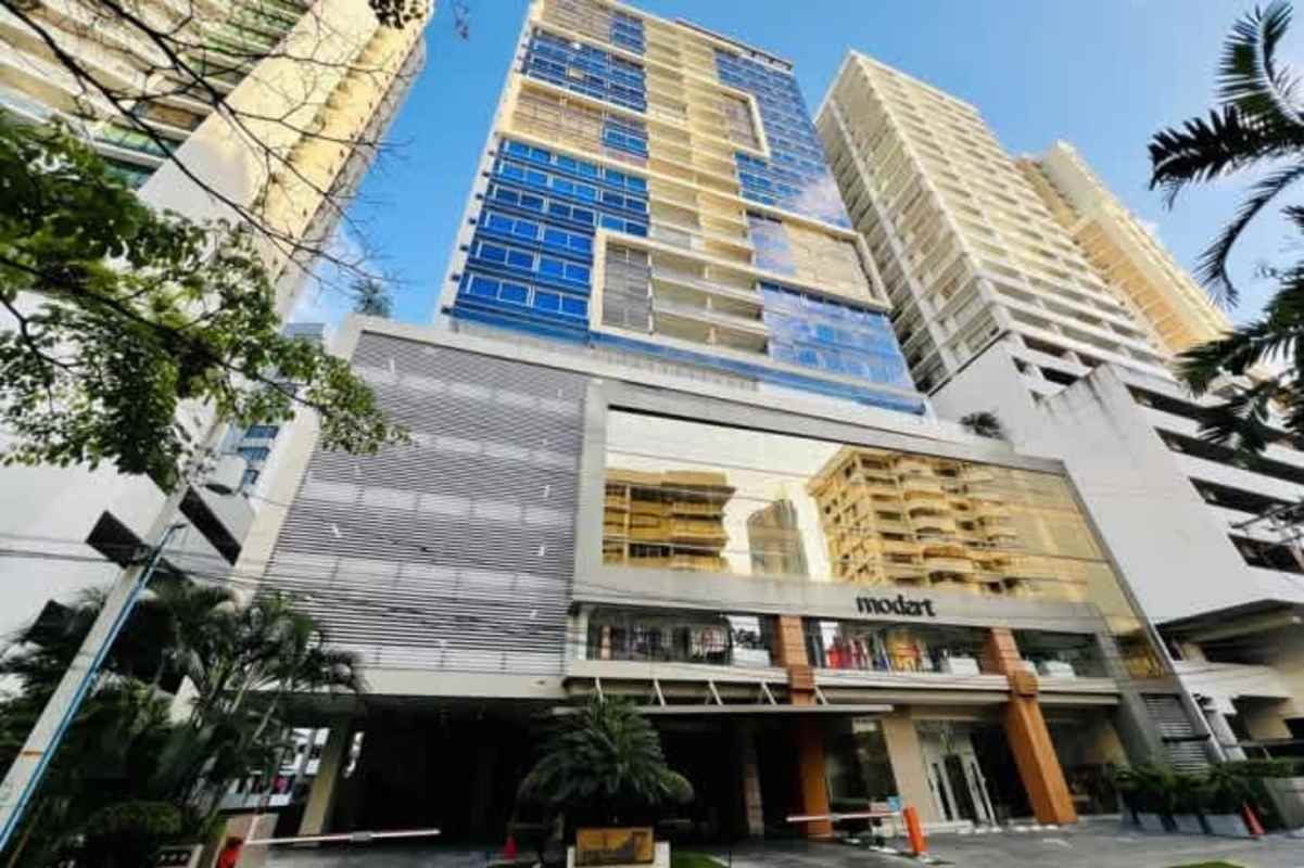 Outdoor infinity pool with city view PH Marbella 47 Panama City