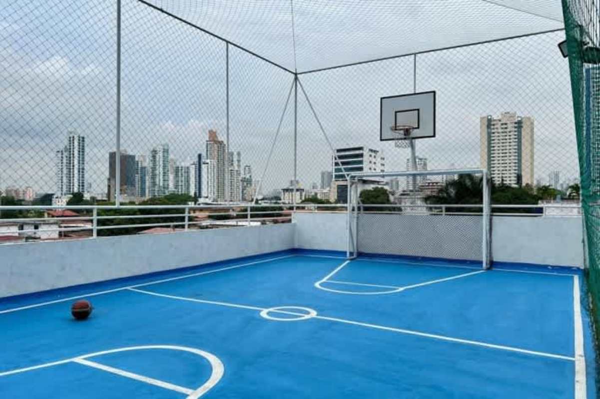 Infinity rooftop pool with sun loungers overlooking skyscrapers at PH Harmony Tower Panama