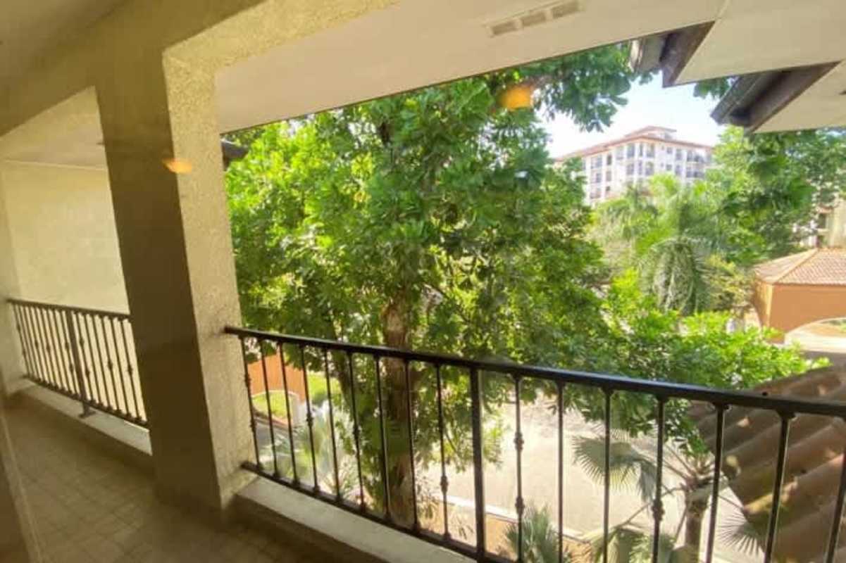 Mediterranean-style covered balcony with garden views in Clayton Forest Panama apartment
