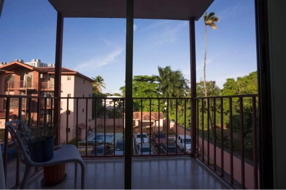 Balcony with garden view and potted plants at PH Chanis Garden Panama City