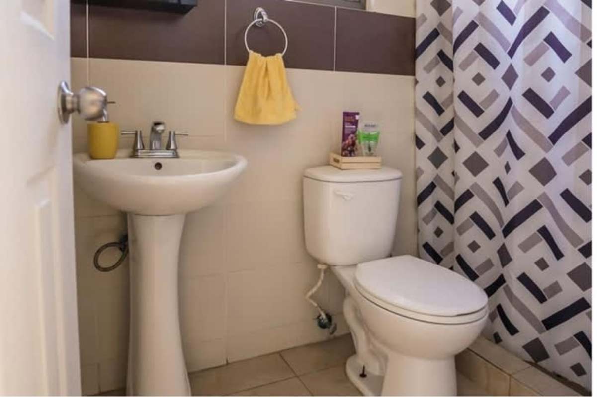 Full bathroom with shower, pedestal sink, and mirror in Chanis Garden Panama City