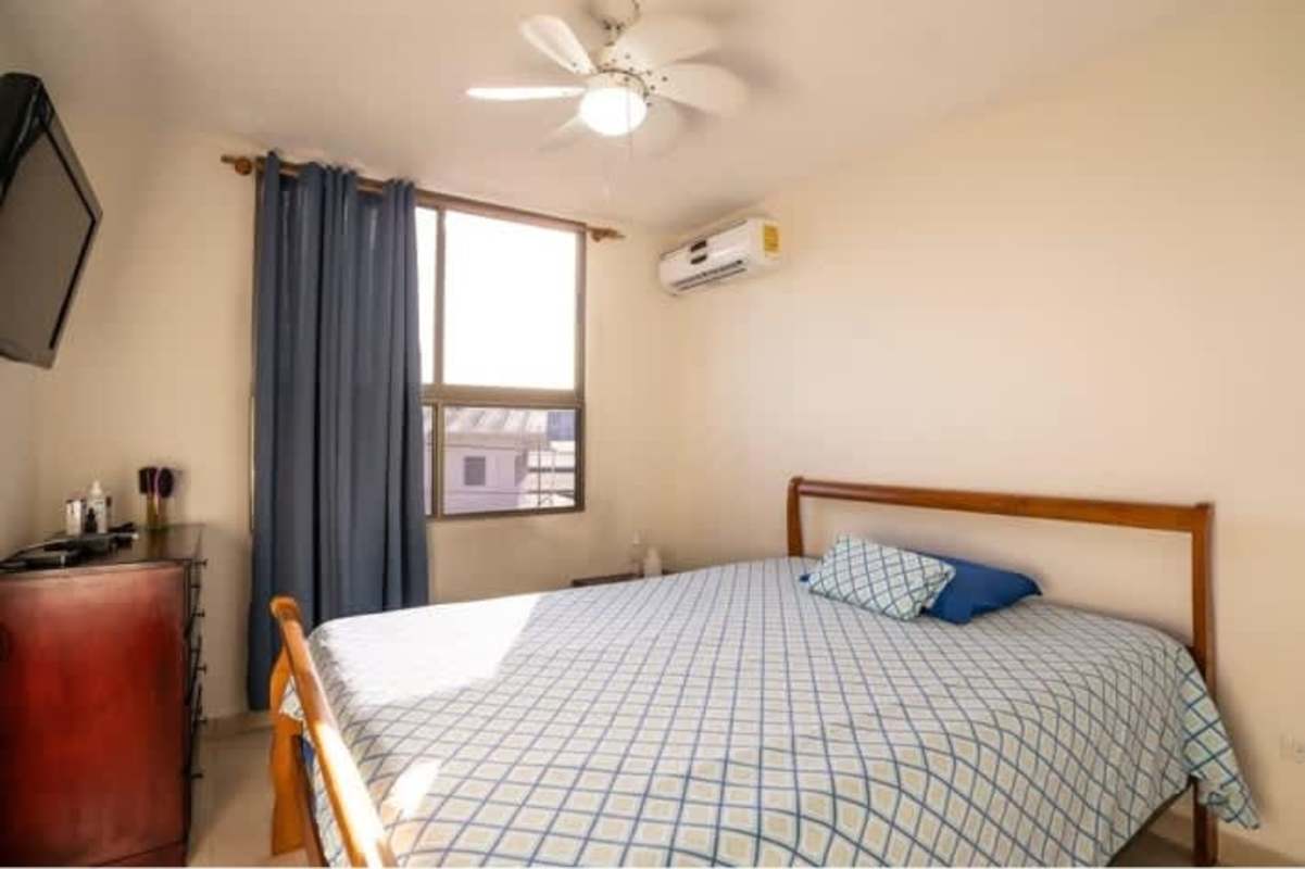 Secondary bedroom with AC, built-in closet, and natural light in Chanis Panama