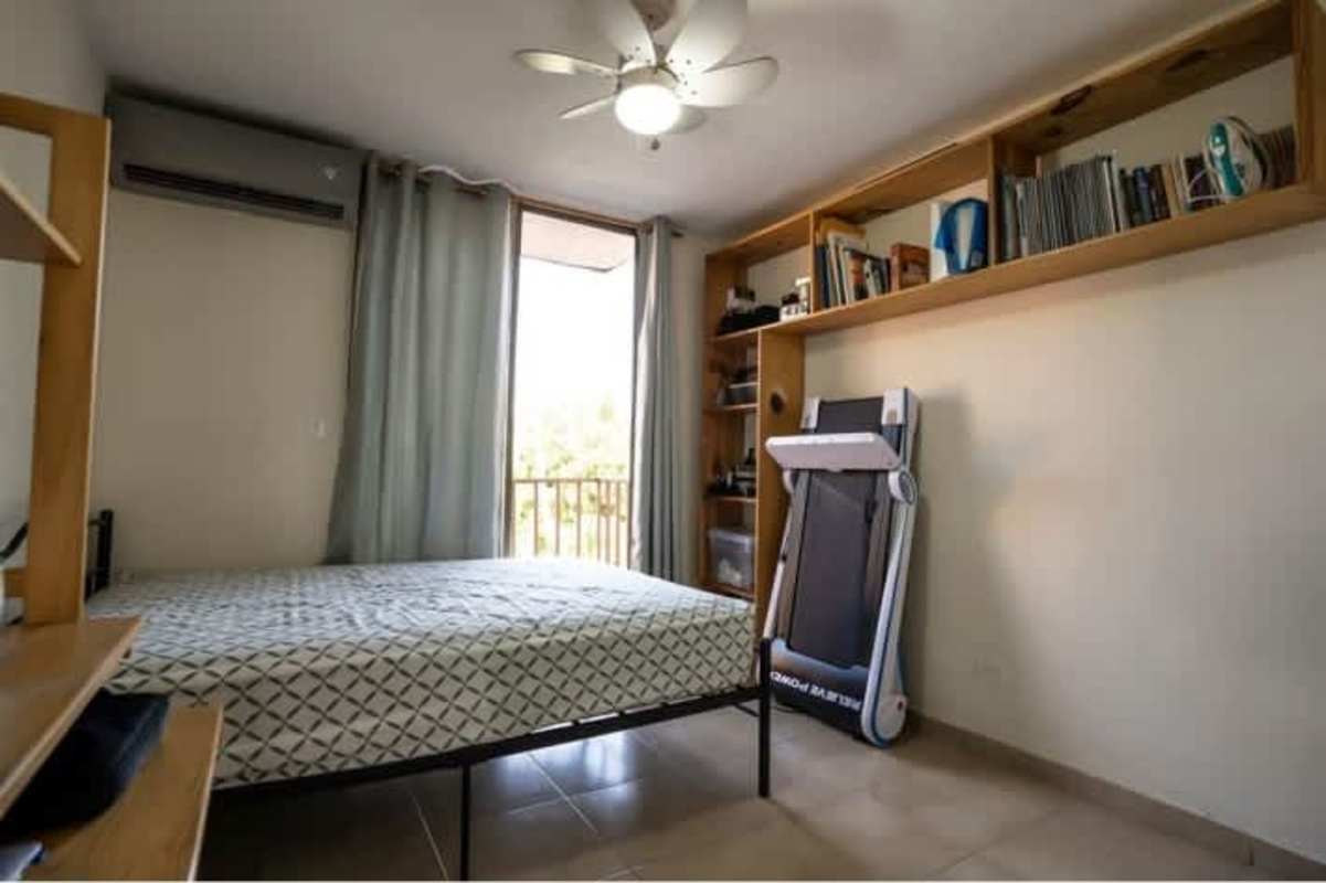 Master bedroom with balcony access, split AC, and natural light in PH Chanis Garden Panama City