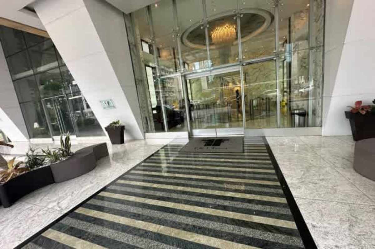 Unfinished office with panoramic city and ocean view in Revolution Tower Calle 50 Panama