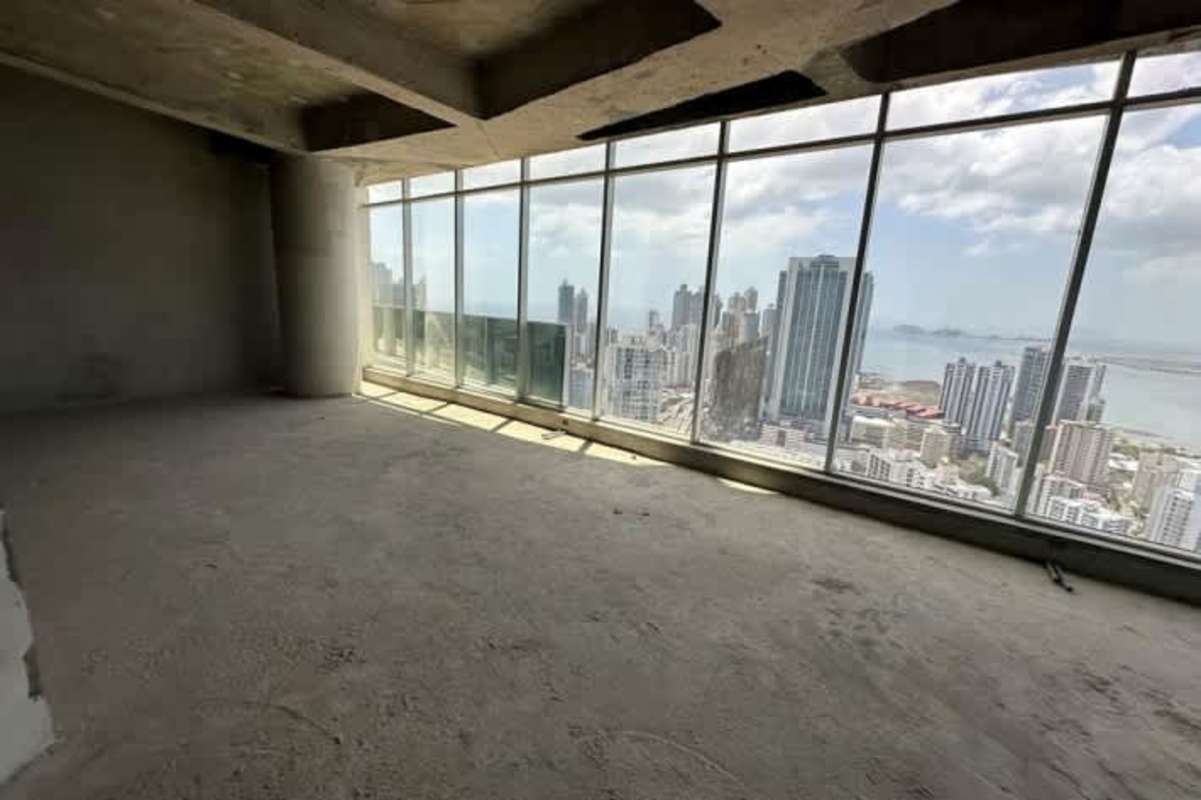 Large open space with skyline and waterfront view in Panama’s FF Tower