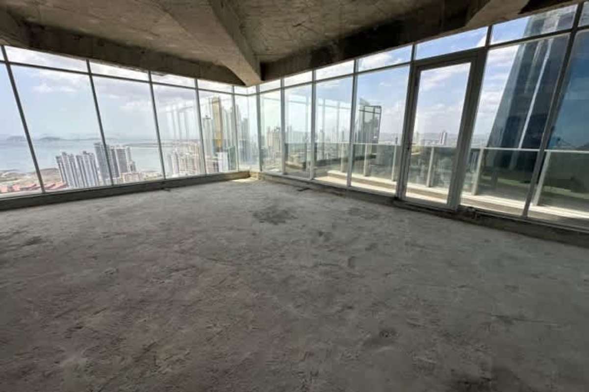 Floor-to-ceiling windows with panoramic ocean and skyline views in Revolution Tower Panama