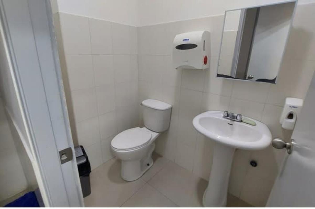 Private office room with floor-to-ceiling windows and blinds at PH BICSA Tower Panama City