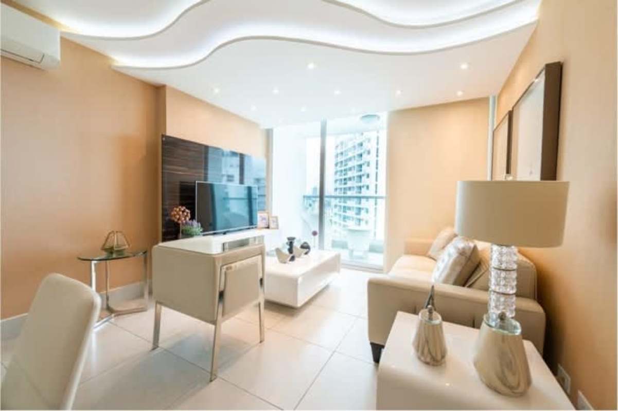 Spacious living room with ceiling features, balcony views and modern decor in Vivendi Green Betania Panama