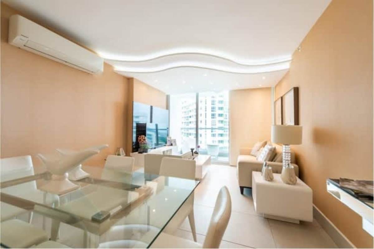 Rooftop pool with panoramic city skyline views at Vivendi Green Edison Park Betania Panama