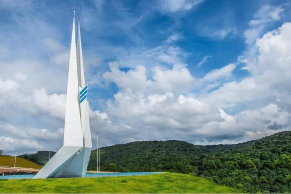 Tall modern sculpture on landscape at community entrance Green City Panama Norte