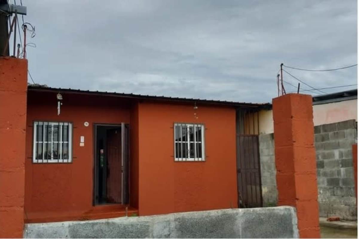 Backyard or side space in affordable Torremolinos Tocumen house for sale Panama City