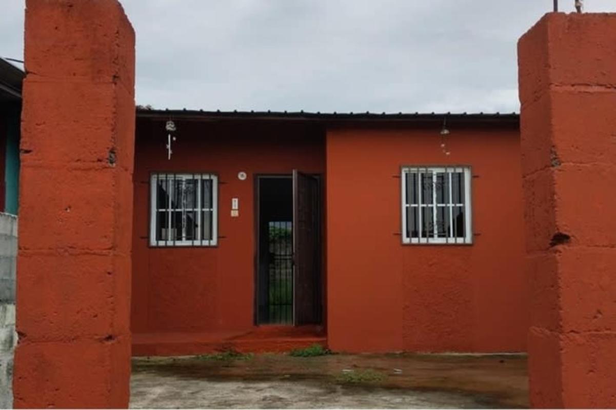 Living room with ceramic tiled floor and bright window in 2BR house Tocumen Panama
