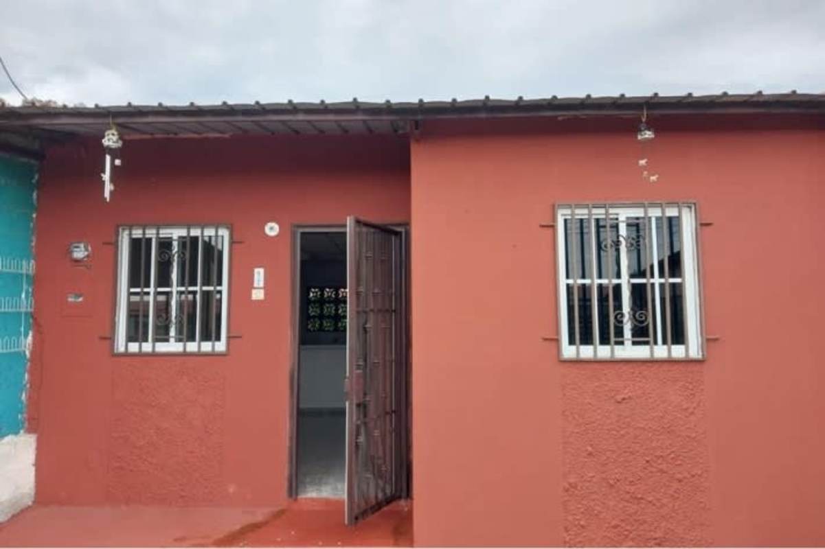 One-story affordable home with metal roof and security bars Torremolinos Tocumen Panama