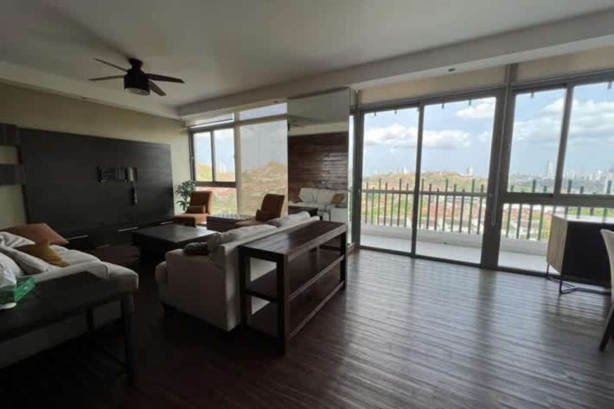 Large master bedroom with window city views PH Horizontes Altos de Panamá
