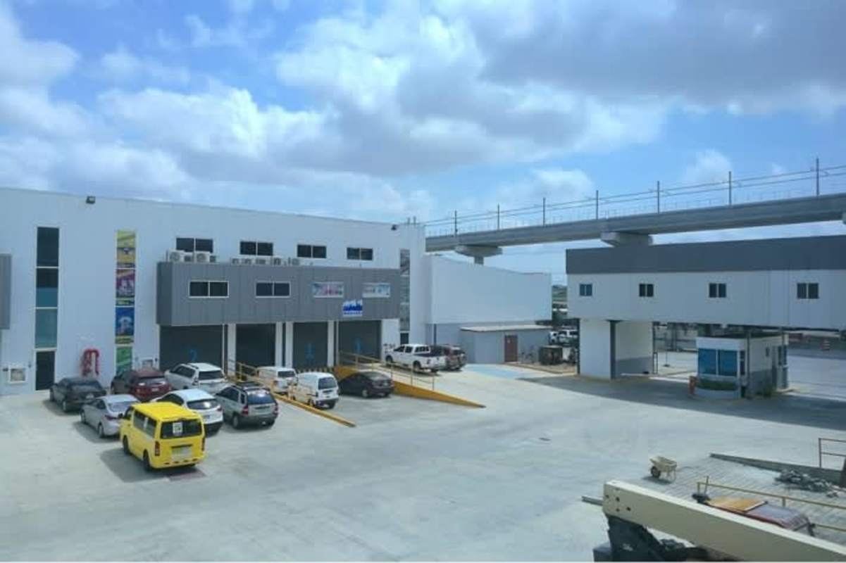 Modern industrial warehouse complex exterior with parking at Centro Logístico Dos Caminos Panama