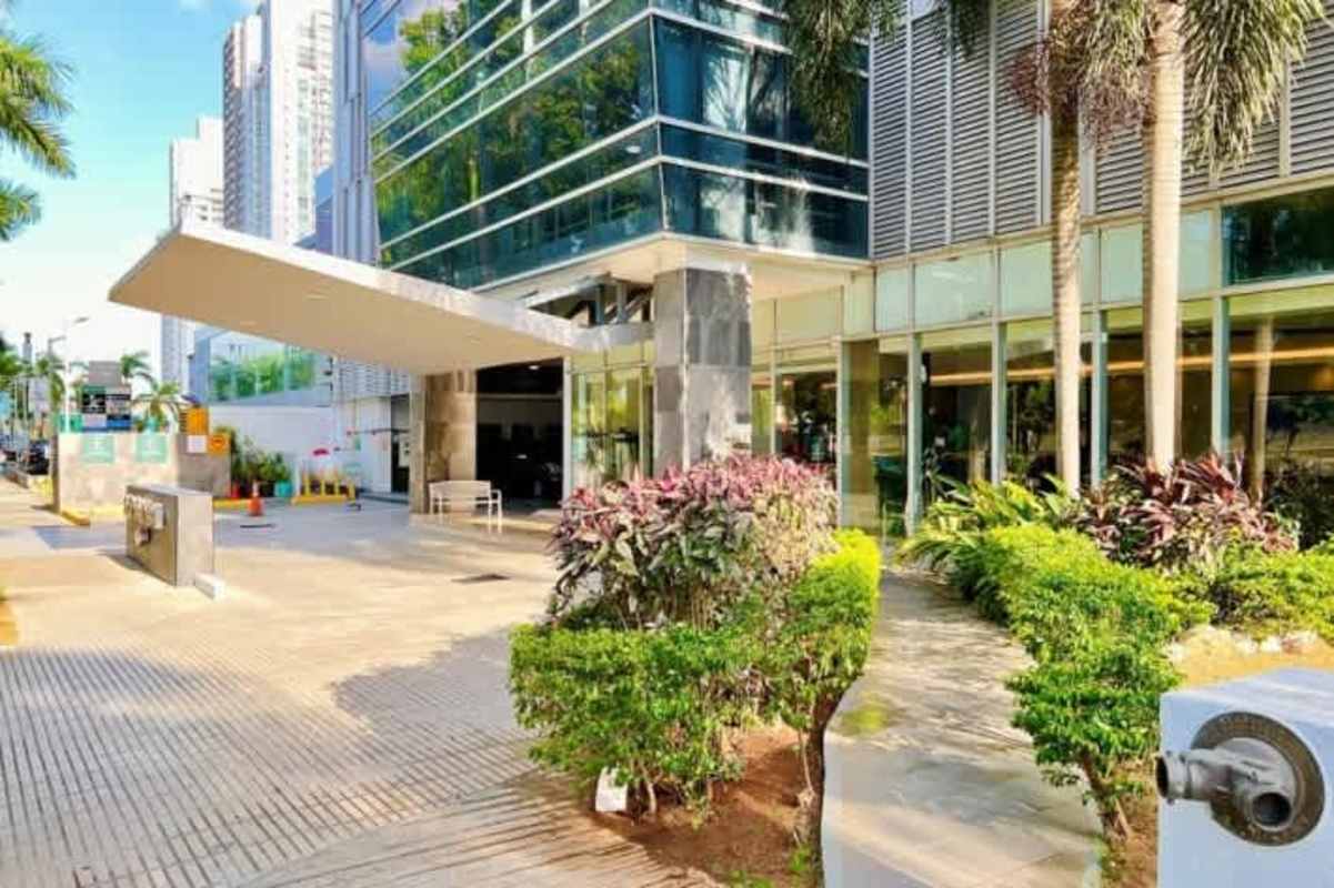 Modern glass facade of PH Elevation Tower Costa del Este