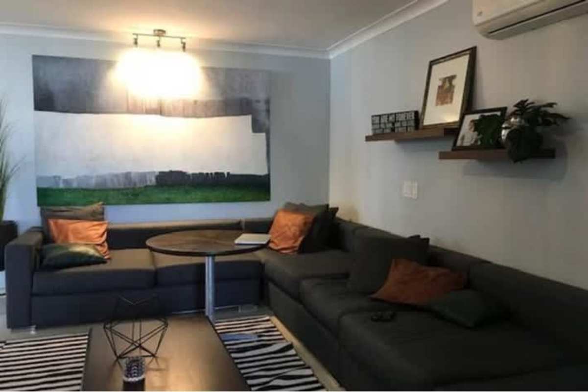 Large kitchen with breakfast nook, custom cabinetry, and window views in PH La Cresta Bella Vista Panama