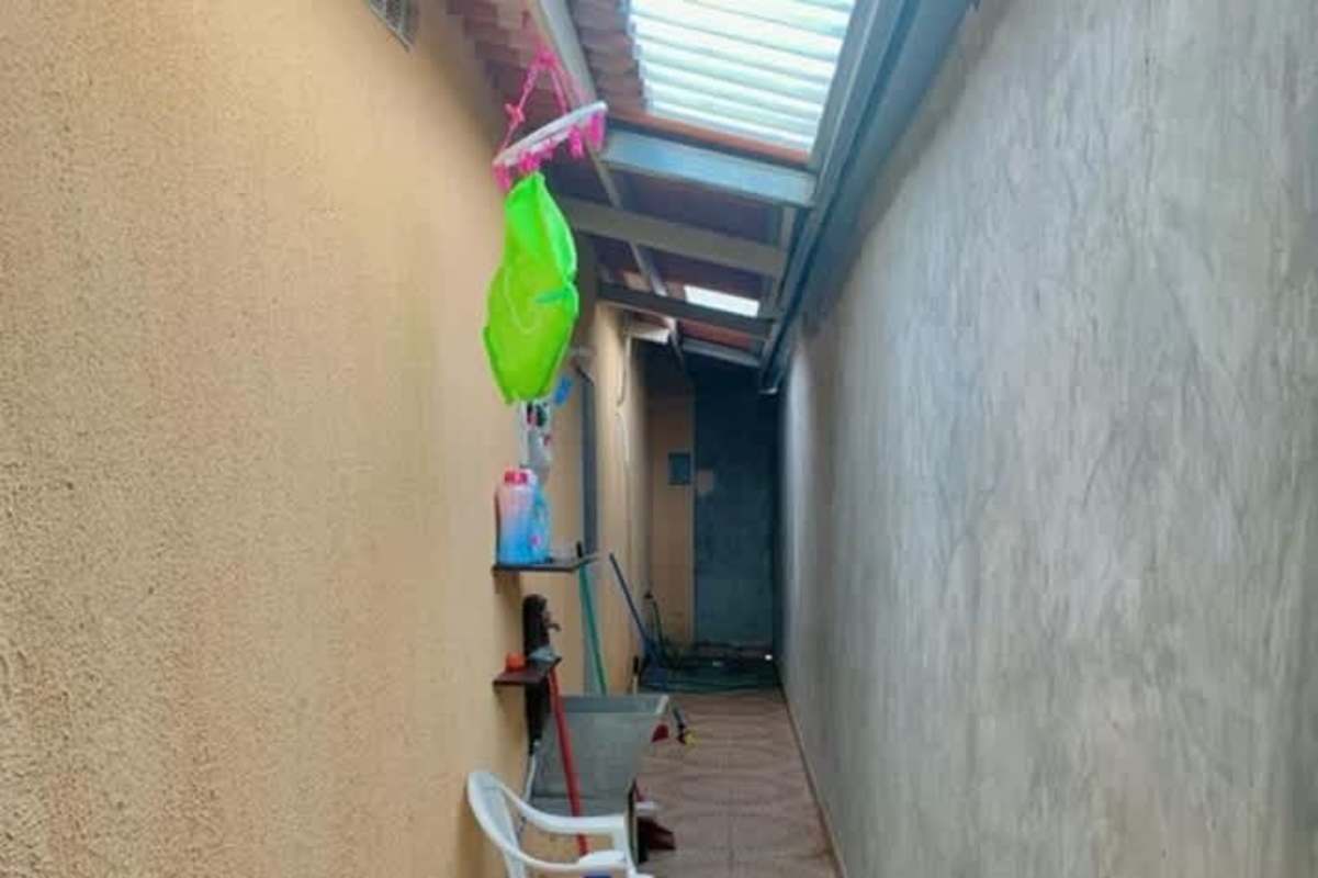 Covered utility corridor translucent roof sink laundry Parque Villa Lucia Panama