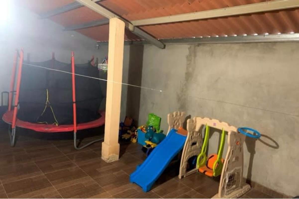 Indoor play space trampoline slide toys unfinished walls Parque Villa Lucia Panama