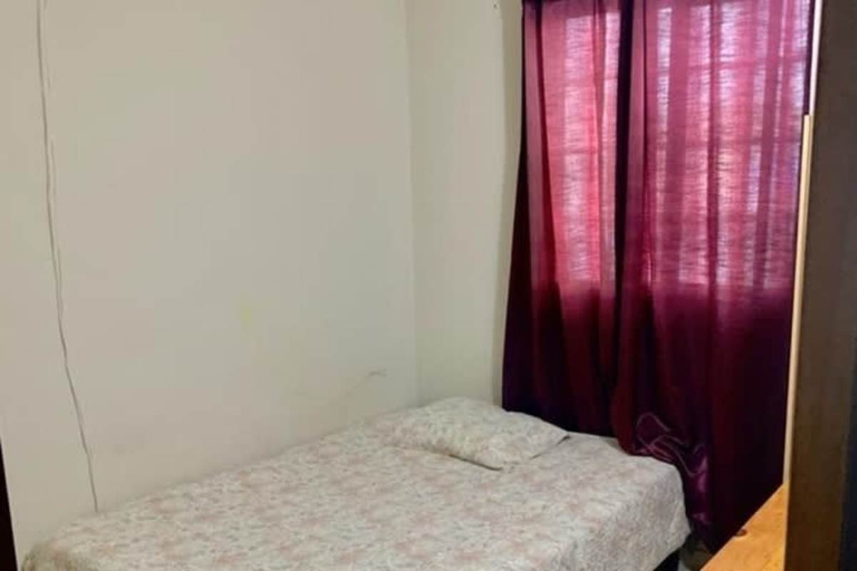 Small bedroom with curtain and drawer chest in Parque Villa Lucia house for sale