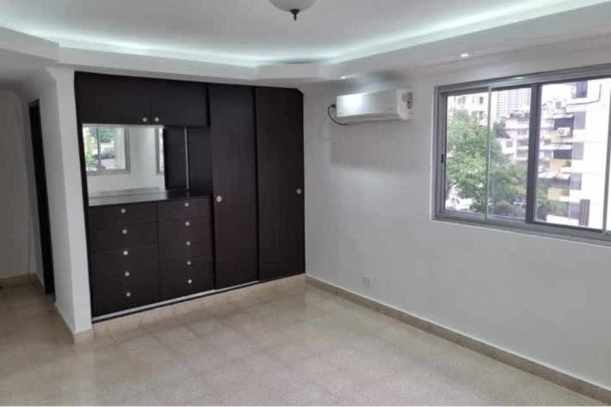 Remodeled kitchen with granite countertops, new cabinets in PH Le Parc El Cangrejo Panama for sale